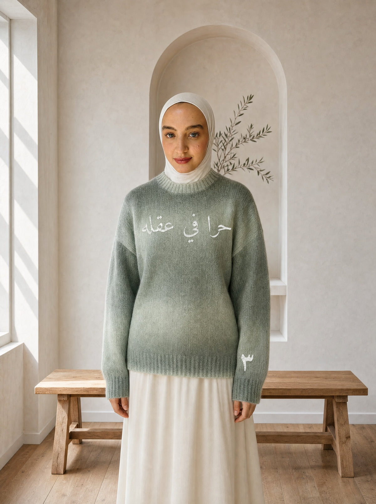 حرا Strickpullover getragen im hellen Raum