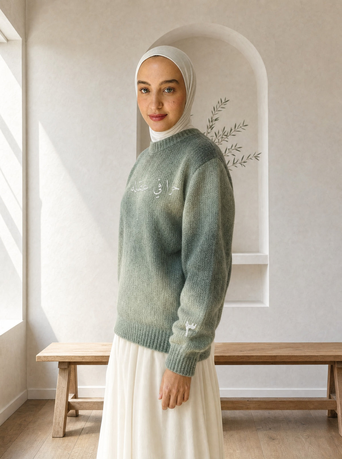 حرا Strickpullover getragen, Seitenansicht mit ٣ am linken Ärmel