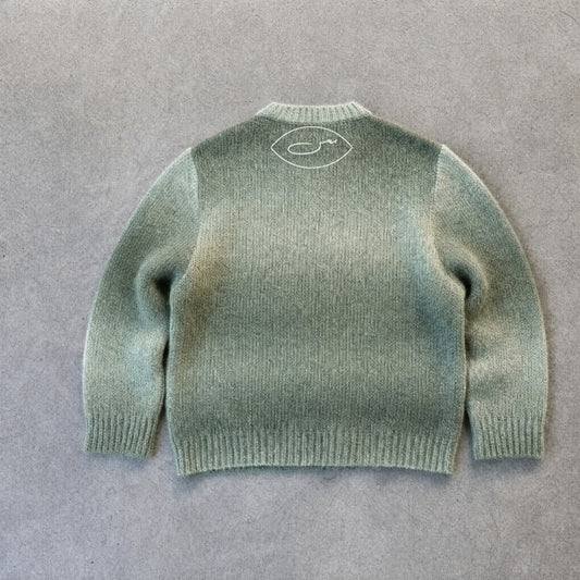 حرا Strickpullover, Rückseite mit gesticktem SYRVAIN-Zeichen unter dem Kragen