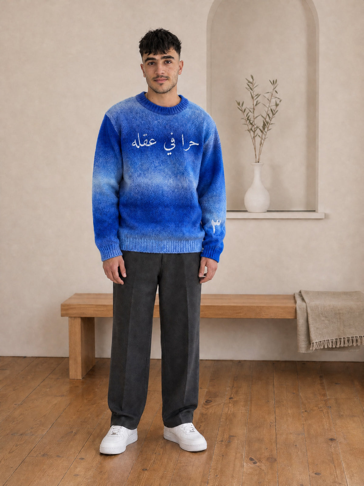 Kenan im Strickpullover حرا in Blau im SYRVAIN Studio