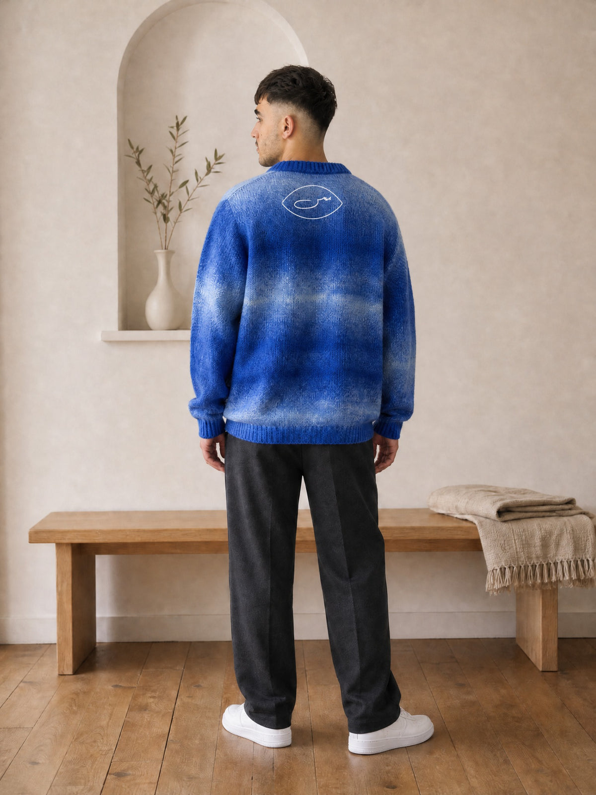 Kenan im Strickpullover حرا in Blau von hinten