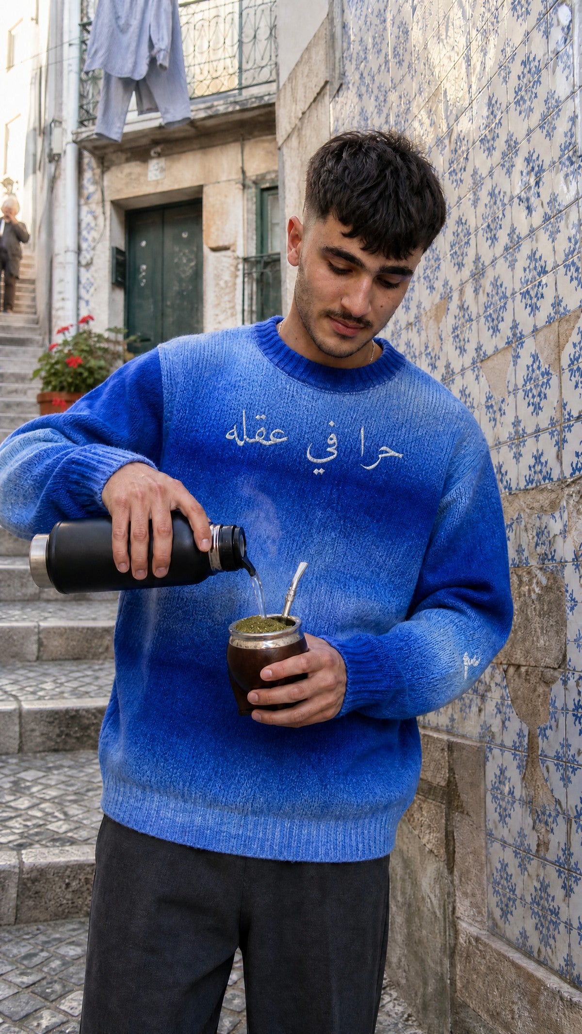 Kenan im Strickpullover حرا in Blau mit Mate in Lissabon