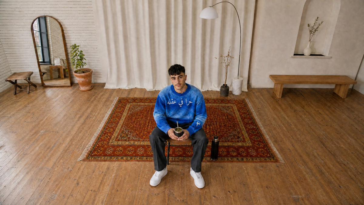 Kenan im Strickpullover حرا in Blau mit Mate im SYRVAIN Studio