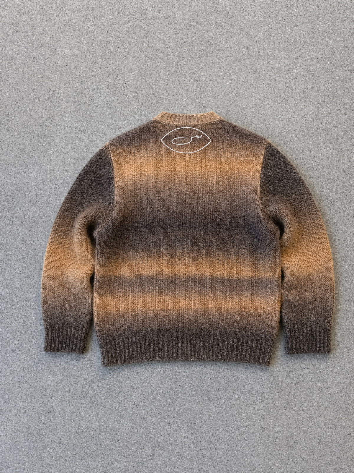 SYRVAIN «حرا» Strickpullover Braun – Rückseite mit س-Symbol