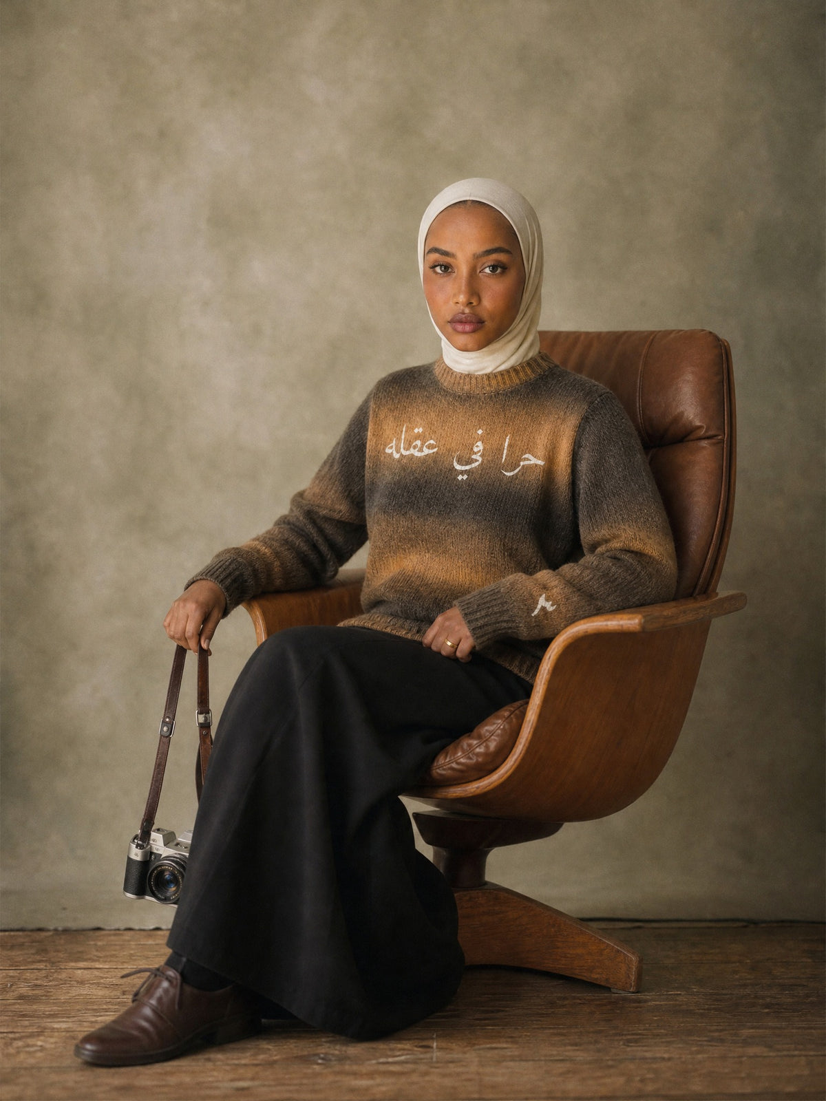 Amina im SYRVAIN «حرا» Strickpullover Braun im Studio, Vorderseite