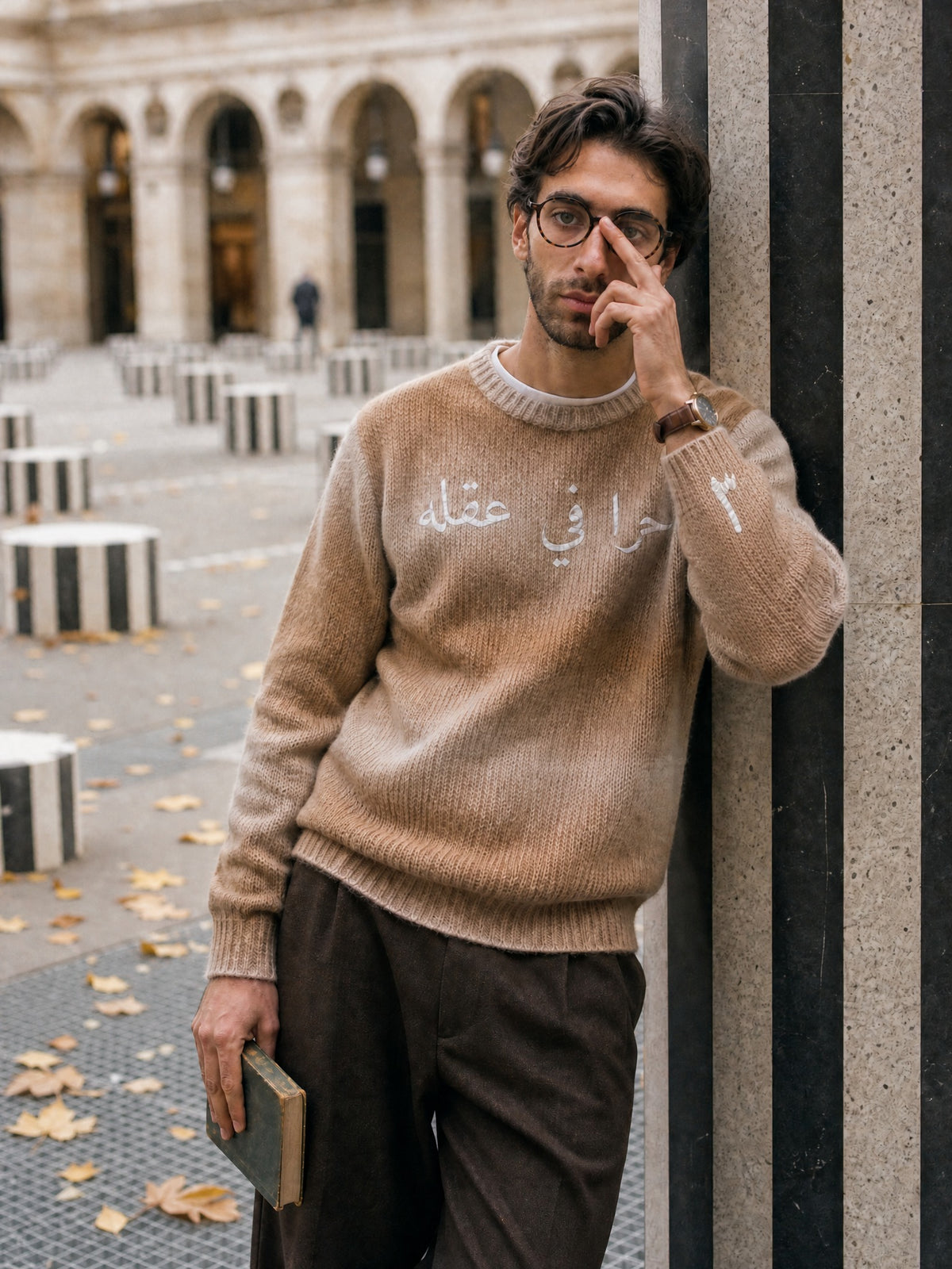 Ahmad im SYRVAIN «حرا» Strickpullover Khaki mit altem Buch, Palais-Royal Paris