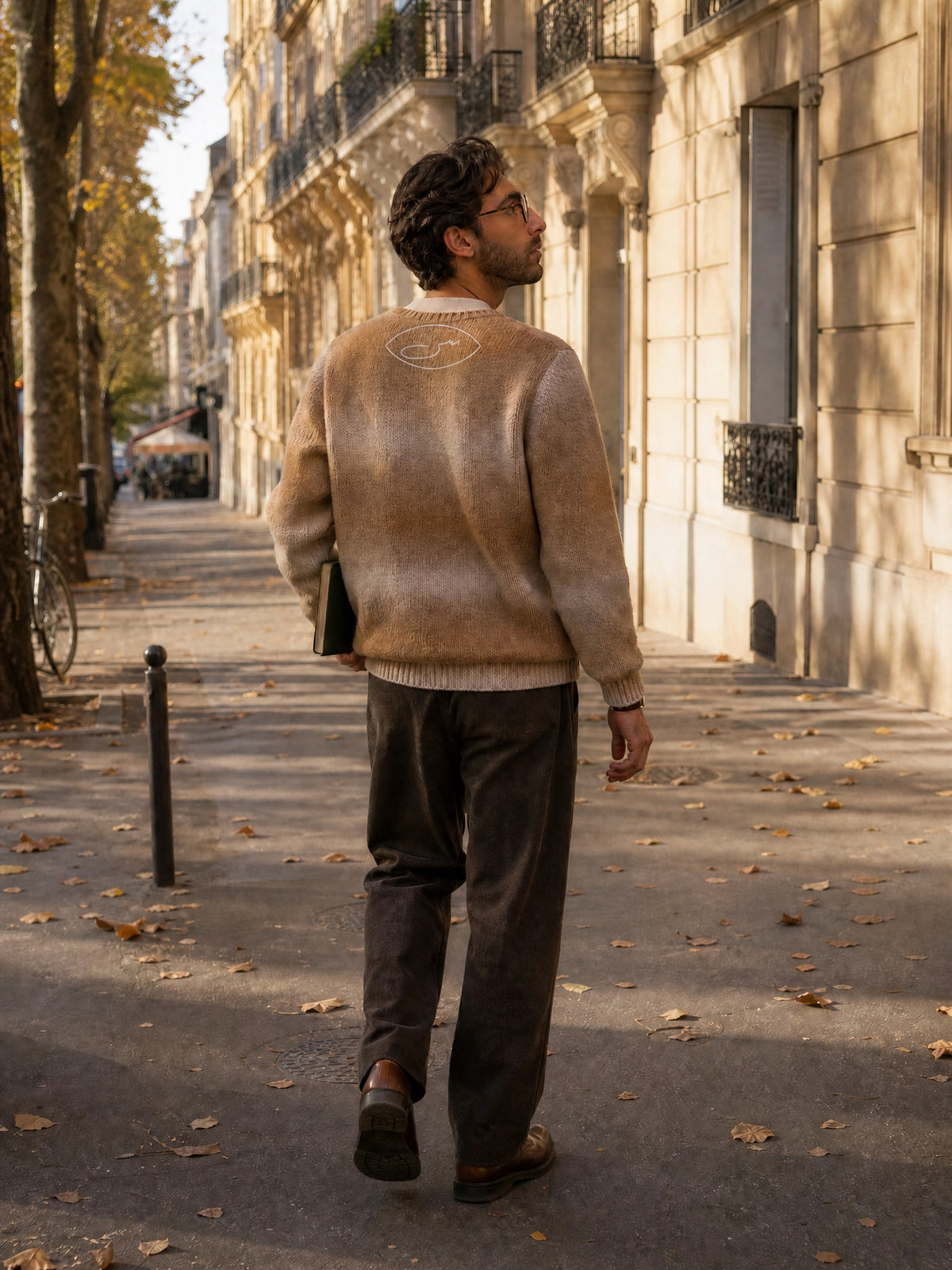 Ahmad im SYRVAIN «حرا» Strickpullover Khaki von hinten mit س-Symbol, Boulevard in Paris